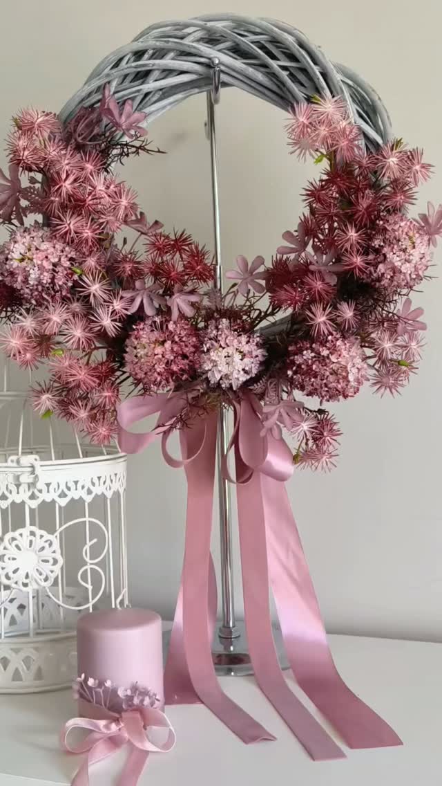 NOWOŚĆ 🌸
Nowy wianek, który ma tak piękne barwy, że możesz go powiesić na drzwiach teraz w lecie i może wisieć przez całą jesień aż do zimy - jest obłędny! 🩷

❇️ Średnica ok. 40cm
❇️ Cena 189zł
❇️ Wysyłka do paczkomatu 15zł lub kurierem 19zł 

#wianek #jesiennywianek #wianeknadrzwi #dekoracjedomu #ozdobadomu