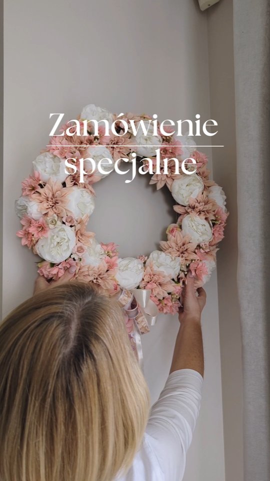 Kolejny wianek na specjalne zamówienie - większy od tych standardowych - średnica 50cm.

👉 Jeśli masz specjalne oczekiwania, np.:
📏 Inny rozmiar 
🎀 Inna wstążka 
🌈 Inne kolory kwiatów 
🎁 Opakowanie prezentowe 

Napisz do mnie 📩
Prawdopodobnie będę w stanie spełnić Twoje życzenia 🙂

wianek na drzwi ▪️ wianki wiosenne ▪️ dodatki do wnętrz ▪️ aranżacja domu ▪️ wreath 

#wianki #dekoracjedomu #dodatkidodomu #wianeknadrzwi #wystrojwnetrz #wreaths #aranżacjadomu #wystrój #wiosennedekoracje #wiosennywianek #kränze #kranz