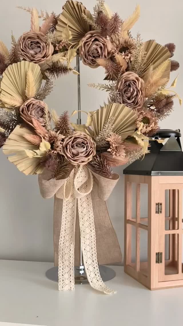NOWOŚĆ 🤎
Wianek w stylu boho, połączenie kwiatów sztucznych z suszem egzotycznym.

❇️ Wianek dostępny od ręki 
❇️ Średnica ok. 40cm
❇️ Cena 229zł

Zamów przez DM a wysyłkę otrzymasz GRATIS ‼️

#bohodekoracje #dekoracjeboho #wianekboho #wianki #wianeknadrzwi
