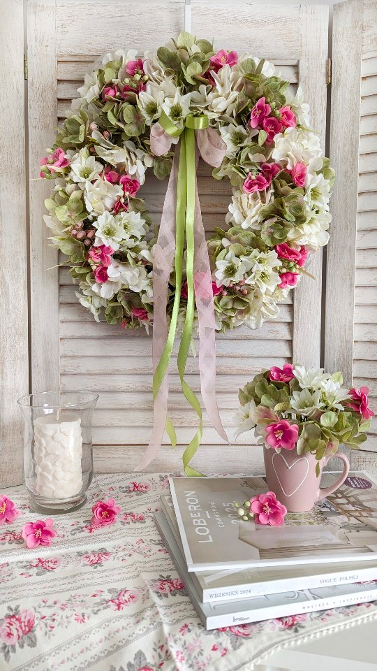 🌸 NOWOŚĆ 🌸
Ten wianek pokochałam od razu po zrobieniu go - jest tak uroczy, że naprawdę nie mogę się na niego napatrzeć 💚🩷
Wisi u mnie w pracowni i cieszy moje oczy ale coś czuję, że szybko znajdzie swojego nowego właściciela 🙂

Kto pierwszy?

❇️ Wianek dostępny od ręki 
❇️ Średnica ok. 35cm
❇️ Cena 189zł

Wysyłka do paczkomatu lub kurierem - jeśli chcesz zamówić napisz do mnie 📩 

PS
Piękna świeca w szklanym wazonie pochodzi od @rilassanti_candles

#wianki #dekoracjedomu #wianeknadrzwi #dodatkidodomu #wystrojwnetrz #wreaths #prezentdlaniej #kränze #kranz #pastelowelove #letniwianek #wianekletni🌺 #DekoracjaWnętrz #dekoracjeslubne #dodatkidodomu #dodatkidownętrz #wystrojdomu