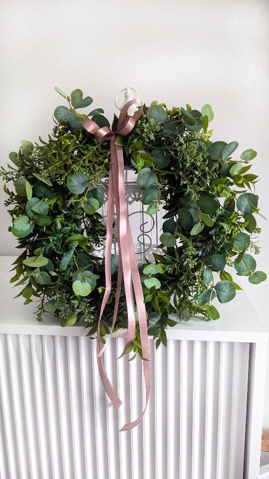 ❇️ NOWOŚĆ ❇️
Kto już tęskni za wiosną i zielenią?
Ten wianek będzie pięknym akcentem wiosennym w Twoim domu.
Kolor wstążki oczywiście może być dowolny - ten wianek akurat był stworzony dla osoby, która ma w domu sporo dodatków różowych, stąd taki akcent.

❇️ Średnica wianka ok 35cm 
❇️ Cena 199zł
❇️ Wysyłka do paczkomatu 15zł lub kurierem 19zł 

#wiosennedekoracje #wiosennywianek #zielonedodatki #wianeknadrzwi #wianekwielkanocny