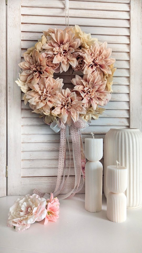 Taki oto wianuszek maluszek miałam przyjemność wykonać ostatnio na specjalne zamówienie 🙂 
Ma 25cm i jest słodziutki 🌸

Jeśli też potrzebujesz wianek o nietypowym rozmiarze lub masz inne specjalne oczekiwania - napisz do mnie, chętnie przyjmę takie zamówienie 🙂

Piękne świece kolumnowe od @rilassanti_candles

#wianki #dekoracjedomu #wianeknadrzwi #dodatkidodomu #wystrojwnetrz #wreaths #shabbyhouse #shabbyhome #letniwianek #WianekNaDrzwi #wiankinadrzwi #kränze #kranz #mojewnętrza #DekoracjaDoDomu