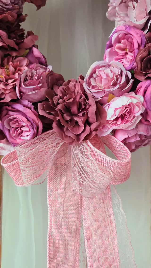Ognisty piękny róż - taki wianek na drzwiach Twojego domu będzie pięknie witał gości i zachwycał przechodniów 🌸🩷🌸

❇️ Średnica ok. 35cm
❇️ Cena 189zł

Chcesz zamówić?
📅 Termin realizacji 2-3 dni 
🚛 Wysyłka do paczkomatu lub kurierem 
📩 Zamówić możesz przez DM, sklep online lub Allegro (linki w bio)

🩷 Z A P R A S Z A M 🩷

#wianki #dekoracjedomu #wianeknadrzwi #rozowedodatki #pinkwreath #shabbyhouse #shabbylovers #letniwianek #wianekletni🌺 #wreaths #kränze #prezentdlaniej #dlakobiety #aranżacjadomu #wystrojwnętrz #kränze #türkranz