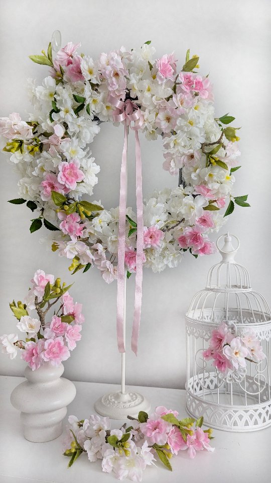 Hmmm myślicie że ta biel tego wianka pasuje do bieli, która przywitała nas dzisiaj za oknem? 🤣
Tak czy siak - wiosna niebawem przyjdzie i taki wianek z kwiatów wiśni i jabłoni będzie pasował idealnie - zobaczycie 

❇️ Wianek dostępny od ręki 
❇️ Średnica ok 45cm w najszerszym miejscu 
❇️ Cena 239zł
❇️ Wysyłka kurierem 19zł 

#wiosennywianek #wiosennedekoracje #wianekwiosenny #kwiatjabłoni #dekoracjedownętrz