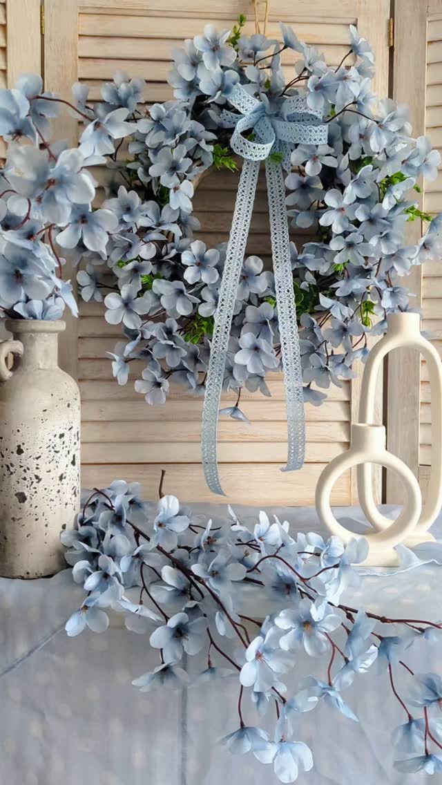 🩵 Blue Serenity 🩵
Ten wianek niezmiennie mnie zachwyca i uwielbiam go robić.
Jeśli więc chcesz zamówić to z przyjemnością przygotuję taki dla Ciebie 
Zamówienie możesz złożyć przez:
✅ Wiadomość prywatną 
✅ Sklep online 
✅ Allegro 
Linki znajdziesz w bio ☝️

#niebieskiekwiaty #niebieskiedodatki #bluewreath #blumenkranz #WianekNaDrzwi #wianki #letniwianek #nowydom #urządzamy #wystrojwnętrz #aranżacjadomu #DekoracjaDoDomu #dodatkidownętrz #nowoczesnastodoła #domowedekoracje #domzklimatem
