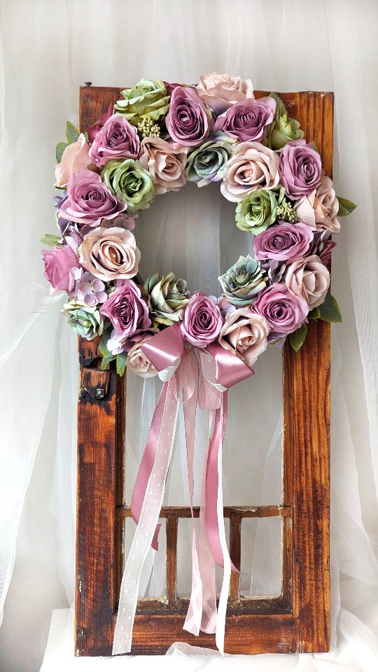 Witam się kolorowo, bo to będzie po prostu piękny, kolorowy, słoneczny weekend 🌞

🌸 Wianek dostępny od ręki 
🌸 Średnica ok. 35cm
🌸 Cena 179zł

📩 Chcesz zamówić? Napisz do mnie lub złóż zamówienie przez sklep online lub Allegro (linki w bio)

Odpoczywajcie i wykorzystajcie dobrze ten czas.
A może chcesz się podzielić swoimi planami? Napisz w komentarzu, będzie mi miło 🙂

#wianki #dekoracjedomu #dodatkidodomu #wystrojwnetrz #wreaths #kränze #dlakobiet #dodatkidownętrz #kolorowo #rozowedodatki #aranzacjawnetrz #wystrojdomu #domowedekoracje #domoweinspiracje #inspiracjawnętrzarska #letniwianek #summerwreath #naszdom