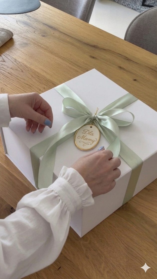 Wczoraj pokazałam Wam pudełko ozdobne z okienkiem, dziś inny rodzaj opakowania: eleganckie białe pudełko, zamykane na magnes. Do tego wstążka pasująca do koloru wianka i bilecik z życzeniami dla mamy - prezent z okazji Dnia Matki gotowy.
Jeśli chcesz podarować swojej mamie wianek tak pięknie zapakowany nie zwlekaj, zamów dziś - uzgodnimy szczegóły i przygotuję wszystko tak, by Twoja mama była zachwycona 🤍 

#prezentdlamamy #dzienmatki #dlamamy #dlakobiet #pomysłnaprezent