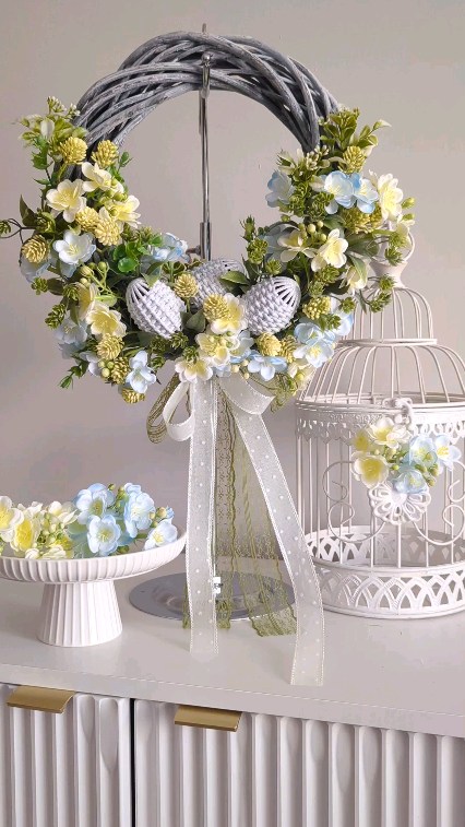 Czujecie już wiosnę?
Do Wielkanocy pozostało tylko 36 dni, dlatego też częściej teraz zamawiacie wianki typowo wielkanocne, na przykład ten 🌿

❇️ Średnica ok 35cm 
❇️ Cena 179zł
❇️ Wysyłka do paczkomatu 15zł lub kurierem 19zł 

#wielkanocneozdoby #wielkanocnedekoracje🌸 #WiankiNaDrzwi #wianekwielkanocny #wiosennedekoracje