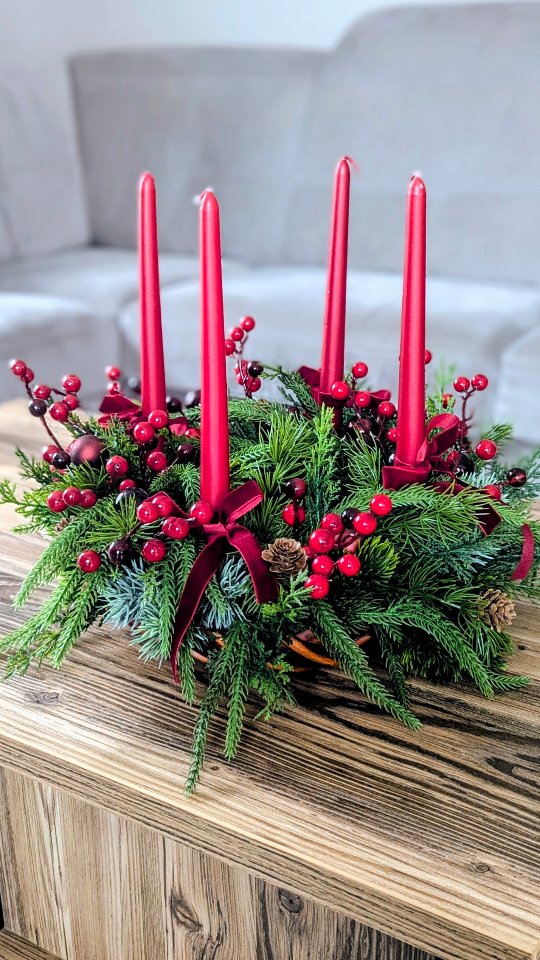 Wianek Adwentowy nr 1 - klasyczna świąteczna czerwień.
Zielone gałązki jodły, sosny i tuji, w połączeniu z czerwonymi kuleczkami i bombkami.
Wianek możesz zamówić ze świeczkami lub bez:
▪️ Średnica ok. 35cm
▪️ Cena 199zł bez świec, 219zł ze świeczkami 

Zamówienia złożone w tym tygodniu będą realizowane po 25.11 

#swieta #swiatecznedekoracje #swiatecznyklimat #swiatecznywianek #christmaswreath #nordicchristmas #stroikświąteczny #adwent #wieniecadwentowy #wianekadwentowy #stroikświąteczny #dekoracjeswiateczne #ozdobyświąteczne #weinachtskranz #adventwreath #adventkranz