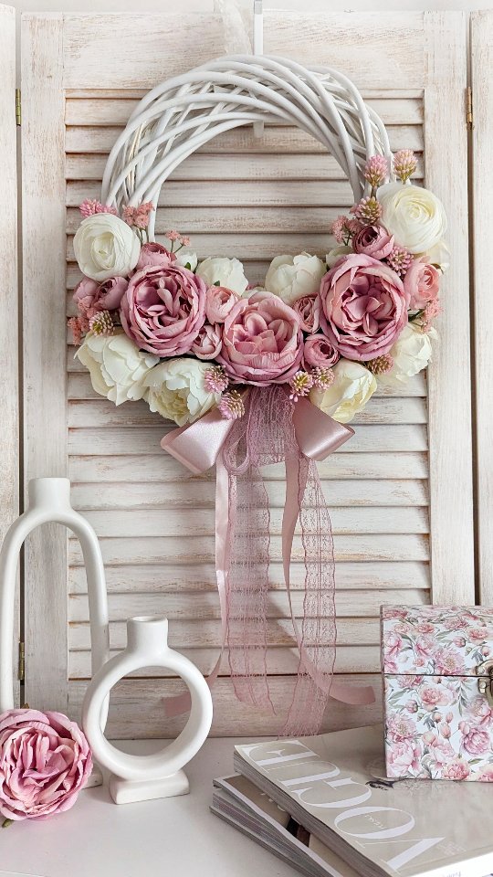 Jasny, delikatny wianek w stylu shabby - kto lubi takie klimaty? 🤍🩷
Dostępny w mojej stałej ofercie, regularnie przez Was zamawiany.

🌸 Średnica ok. 30-35cm
🌸 Cena 159zł
🌸 Termin realizacji ok 2-3dni 

Zamów lub zapisz sobie na przyszłość 🙂

#wianki #dekoracjedomu #wianeknadrzwi #dodatkidodomu #wystrojwnetrz #wreaths #kränze #shabbyhouse #shabbydecor #rozowedodatki #romantycznedekoracje #dekoracjaslubna #slubneinspiracje #kranz