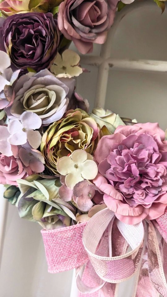 Wiele kolorów, miękkie kształty i trochę romantycznego klimatu.🌸❇️💜
Lubię, gdy dekoracje mają w sobie coś więcej niż tylko ładny wygląd – trochę nastroju, trochę emocji.

Idealny na drzwi, ścianę albo po prostu tam, gdzie chcesz dodać trochę ciepła.

Gdzie widzisz taki wianek u siebie?
Daj znać w komentarzu – jestem ciekawa 🙂

#dekoracje #wianek #handmadehome #dekoracjewnetrz #inspiracjewnętrzarskie #domzklimatem #wnętrzarskieinspiracje #kwiatowadekoracja #ręcznierobione #wianki #wiosennewianki #wreaths #kränze #kranz #ozdobywiosenne