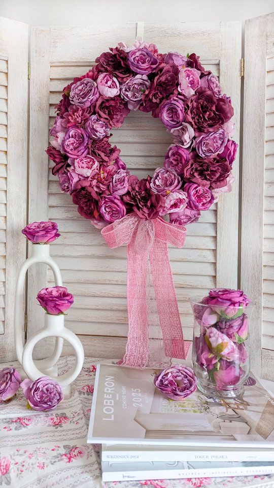 Ten wianek wczoraj wyruszył w daleką drogę, bo aż do Anglii 🇬🇧
Niesamowicie energetyczny, w pięknych, intensywnych odcieniach różu 🌸💜
Jeśli Tobie też podoba się taki klimat, to kwiaty mam, mogę wykonać dla Ciebie wianek prawie taki sam 🙂

Chcesz? Napisz do mnie 📩 lub wejdź do sklepu on-line (link w bio)

#wianki #dekoracjedomu #wianeknadrzwi #dodatkidodomu #wystrojwnetrz #wreaths #prezentdlaniej #kränze #rozowedodatki #pinkwreath #kranz #aranzacjewnetrz #wystrojdomu #dodatkidownętrz #dodatkidodomu