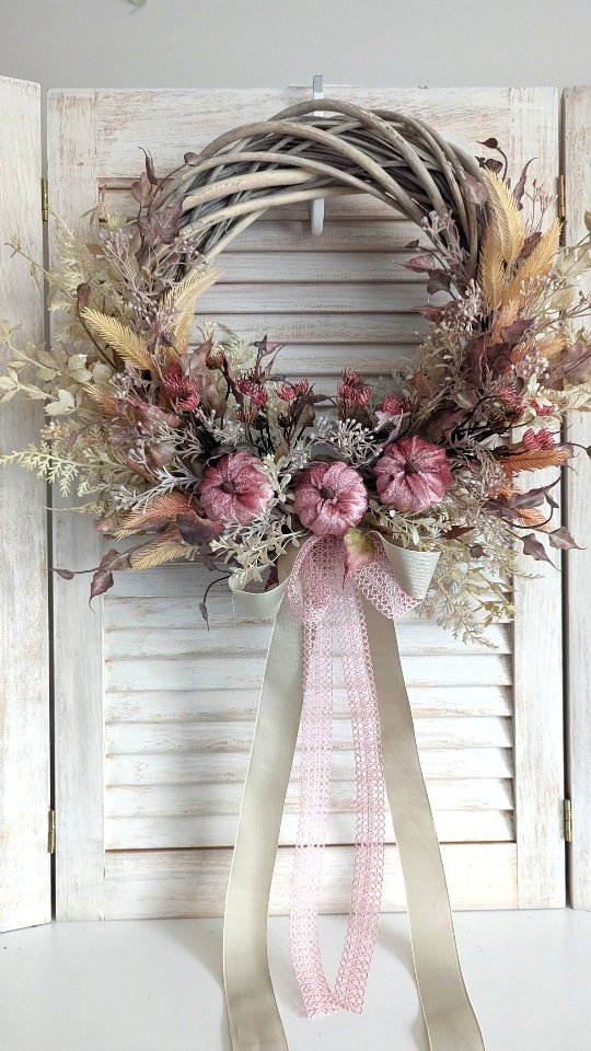 Pomiędzy wiankami ze standardowej oferty, które ciągle dla Was wykonuję, zdarzają się też zamówienia specjalne.
Bardzo je lubię, bo wtedy mogę spełniać wasze totalnie personalne oczekiwania 🙂
I tak właśnie powstał ten wianek, na życzenie klientki, z różowymi dyniami 🩷
Jak wam się podoba?

#wianki #wianeknadrzwi #dekoracjedomu #dodatkidodomu #wystrojwnetrz #wreaths #kränze #rozowywianek #dynieozdobne #dyniowelove #jesiennedekoracje #jesiennywianek #jesieniara🍁 #jesienneozdoby #autumnwreath #kranzbinden