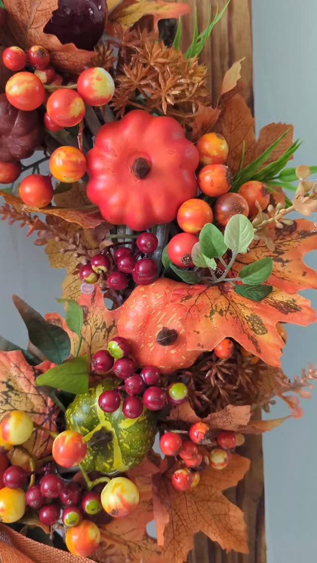 Detale...
Dynie, jarzębiny, jesienne liście i mnóstwo innych dodatków w żywych kolorach 🍁🍁🍁

#wianeknadrzwi #wianki #dekoracjedomu #wystrojwnetrz #wreaths #kränze #jesieniara🍁 #jesiennywianek #jesiennedekoracje #jesieniara #jesienneozdoby #dyniowelove #dynie🎃 #autumnwreath #autumnvibes🍁🍂🍃 #zlotapolskajesien