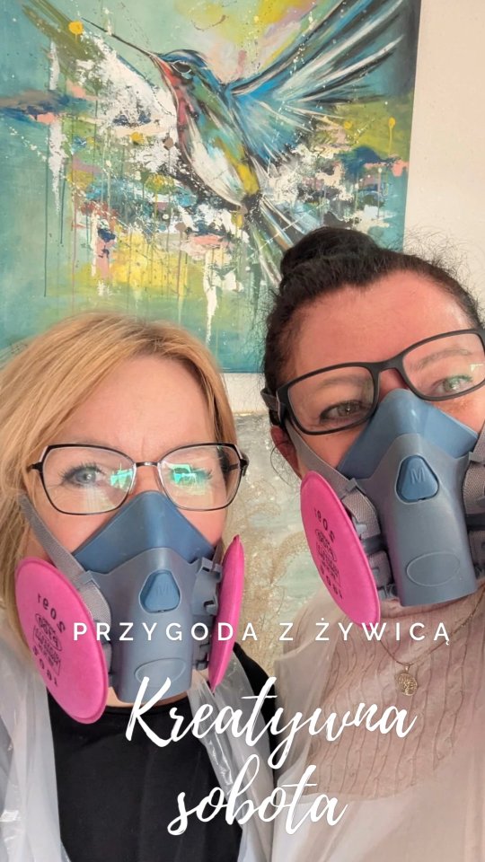 Co robią dwie rękodzielniczki w sobotnie popołudnie? 😃
Bawią się żywicą 😍
Jedna na co dzień robi wianki (@antadio_art ), a druga świece sojowe (@rilassanti_candles )- ale tym razem stworzyłyśmy coś zupełnie innego 😍
Pod okiem wspaniałej kobiety z @studio_artystyczne stworzyłyśmy stolik zalewany żywicą 🤍🤎🖤
Było mnóstwo śmiechu i satysfakcji, kreatywnie spędzony czas, tak jak lubimy 😍
Zobaczcie sami, a za tydzień będzie widoczny efekt naszej pracy - już się nie możemy doczekać ❤️

#rekodzieło #warsztat #kreatywność #kreatywnie #żywica #zywica #zywicaepoksydowa #kobiecybiznes #mojehobby #mojapasja #pasje #kobiety #Rękodzieło #stolikzżywicą #warsztatyrękodzieła