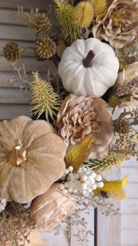 Detale...
Bardzo lubię te welurowe dyńki ❤️
Wianek jesienny z dyniami to piękna ozdoba nie tylko na drzwi wejściowe ale też może być dekoracją dowolnego wnętrza.

#jesieniara🍁 #jesiennywianek #jesiennedekoracje #ozdobyjesienne #wianki #WianekNaDrzwi #wianekjesiennynadrzwi #wianekboho #boholove #bohostyle #autumnwreath #kranzliebe #kränze #DekoracjaDoDomu