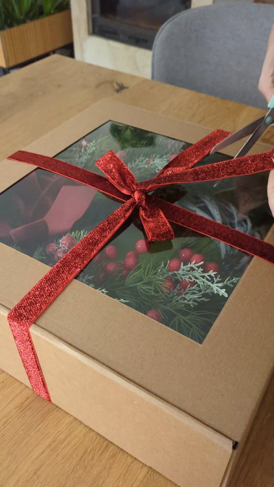 W tym roku często zamawiacie wianki w prezencie dla swoich bliskich - tak je dla Was pakuję 🙂 
Prezent jest gotowy do wręczenia lub położenia pod choinką 🌲 

#wianekświąteczny #wiankiświąteczne #pomysłnaprezent