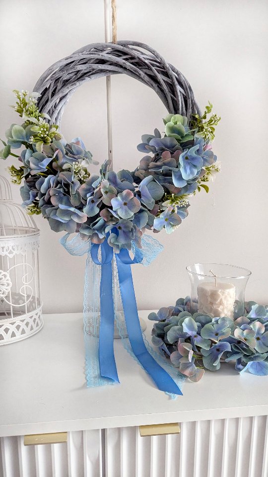 Tym razem dwa wianki z hortensji - piękny zestaw demokracji na wiosnę ale nie tylko - te kwiaty bronią się przez cały rok 

❇️ Średnica dużego wianka: ok. 36cm - cena 180zł
❇️ Średnica małego wianka: ok. 15cm - cena 79zł
❇️ Cena zestawu: 150zł

#hortensje #wianki #wiosennywianek #wiosennedekoracje #niebieskiedodatki