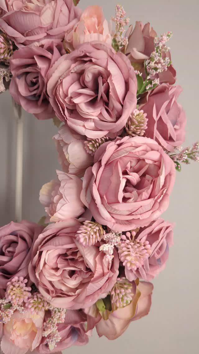 Detale 🌸
Piękne okazałe róże w kilku rozmiarach i odcieniach różu...
Romantyczny i efektowny wianek, który może wisieć przez cały rok.

🌸 Średnica wianka ok 35cm 
🌸 Cena 199zł
🌸 Wysyłka do paczkomatu 15zł lub kurierem 19zł 

#wianki #wianeknadrzwi #dekoracjedomu #dodatkidodomu #rozowedodatki