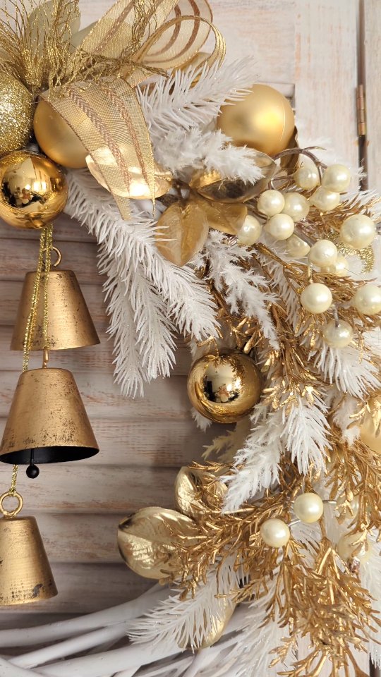 Detale...
Co tu dużo mówić - ten wianek po prostu ocieka złotem ✨
Dla wszystkich, którzy kochają Glamour i lubią kiedy się błyszczy ✨

✨ Wianek dostępny od ręki 
✨ Średnica ok. 40cm
✨ Cena 189zł
✨ Wysyłka kurierem lub do paczkomatu 

#glamourdecor #glamchristmas #zlotedodatki #złotywianek #wianekglamour #wianki #wianeknadrzwi #dekoracjedomu #dodatkidodomu #wreaths #kränze #christmaswreath #weinachtskranz #zimowywianek #wianekswiateczny #wianekzimowy