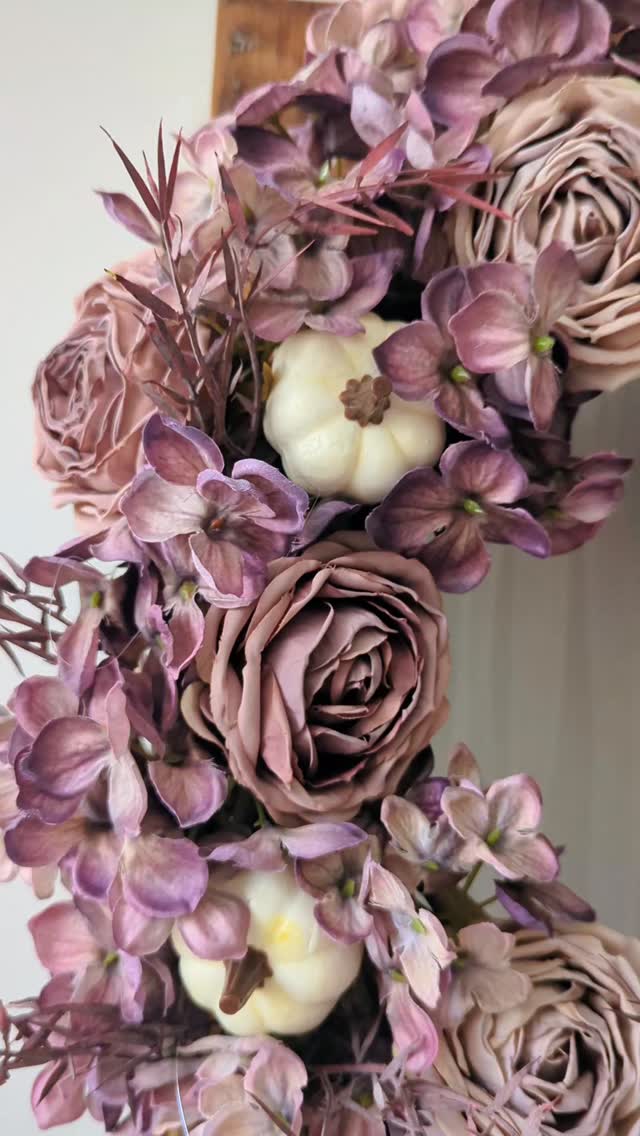 Detale...
Przepiękne hortensje, róże w dwóch odcieniach fioletu, z lekkim efektem vintage i oczywiście dynie 💜

#wianki #dekoracjedomu #wystrojwnetrz #wreaths #kränze #wianeknadrzwi #herbstkranz #jesiennywianek #jesieniara🍁 #jesiennedekoracje #hortensjowelove #hortensje