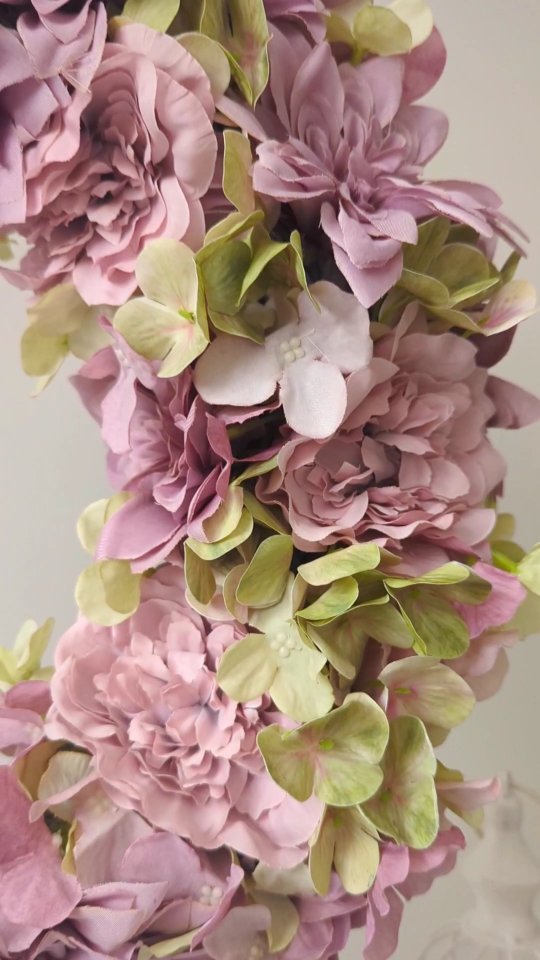 Popatrzcie na ten wianek z bliska - jest naprawdę pokaźny i uroczy 🩷💚

❇️ Średnica ok 40cm
❇️ Cena 199zł
❇️ Wysyłka do paczkomatu 15zł lub kurierem 19zł 

#wianki #wianeknadrzwi #dekoracjedomu #wiosennedekoracje #wiosennywianek