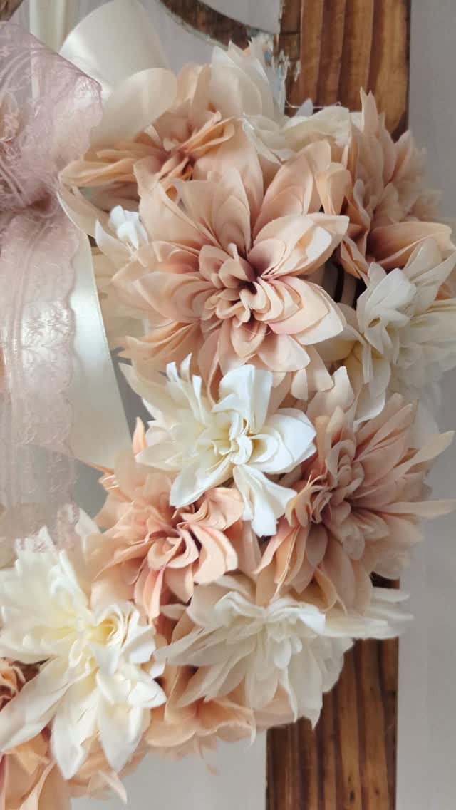 Spojrzenie na detale:
Ten wianek tworzą dalie w dwóch kolorach: kremowa biel i brzoskwinia.
Wianek w kształcie serca - wyjątkowy i ciekawy prezent dla bliskiej osoby.

❇️ Wymiary wianka ok. 30x30cm
❇️ Cena 129zł
❇️ Wysyłka do paczkomatu 15zł lub kurierem 19zł 

#wianki #prezentdlakobiety #pomysłnaprezent #dodatkidodomu #prezentdlamamy