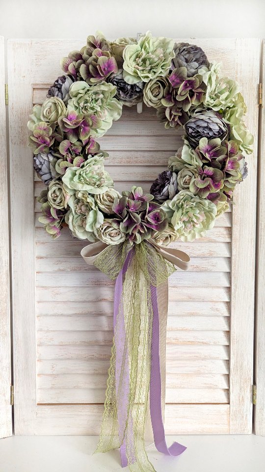 To jedna z ostatnich propozycji w jesiennym lekko klimacie - lekko, bo uważam, że ten wianek spokojnie może wisieć przez cały rok 🙂
Spokojne, stonowane barwy: głównie zieleń, z lekkim akcentem fioletowym 💚💜

▪️ Wianek dostępny od ręki 
▪️ Średnica ok. 35cm
▪️ Cena 159zł

#wianki #wianeknadrzwi #dekoracjedomu #dodatkidodomu #wystrojwnetrz #wreaths #kränze #prezentdlamamy #zielonedodatki #jesienneklimaty #jesieniara🍁 #jesiennywianek #wystrojwnętrz #aranżacjadomu