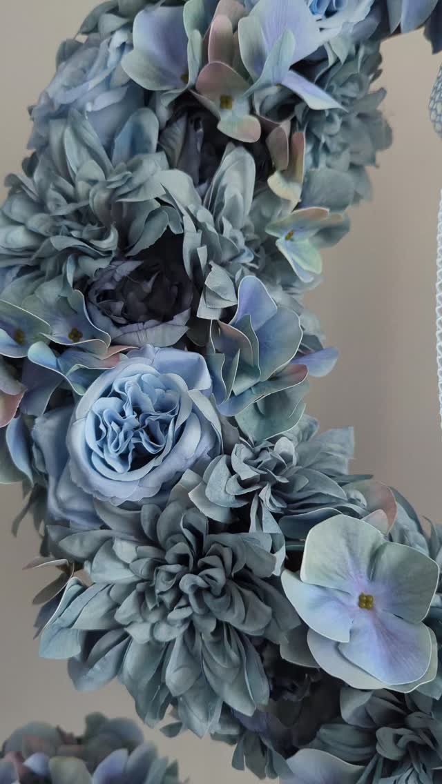 Oto co napisała o tym wianku klientka z Anglii, która go zamówiła:

"Znalazłam ten wianek po długich poszukiwaniach czegoś niebieskiego, co wyglądało by bogato. Pomyślałam, że go zamówię, nawet jeśli nie jest od brytyjskiego sprzedawcy, bo na zdjęciach wyglądal obłędnie. Wianek został wykonany dokładnie tak, jak chciałam, a dostawa była szybka i bezproblemowa. Jestem bardzo zadowolona z wyglądu i jakości. Jeszcze raz dziękuję!"

#wianeknadrzwi #wianeknadrzwi #wianki #dekoracjedomu #ozdobadomu