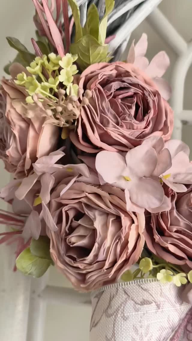 Detale 🌸

❇️ Średnica wianka ok 35cm 
❇️ Cena 189zł
❇️ Wysyłka do paczkomatu 15zł lub kurierem 19zł 

#wianki #wianeknadrzwi #dekoracjedomu #dodatkidodomu #wystrojwnetrz