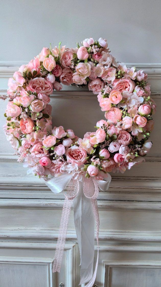Te kwiatuszki już długo czekały w mojej pracowni i w końcu doczekały się - powstał wyjątkowy wianek w odcieniach jasnego, ciepłego różu 🌸 Bardzo bogaty a jednocześnie subtelny i delikatny - na prawdę piękny 🩷

❇️ Wianek dostępny od ręki 
❇️ Średnica ok 45cm
❇️ Cena 219zł
❇️ Wysyłka kurierem 19zł 

#peonie #wianki #wianeknadrzwi #dekoracjedomu #dodatkidodomu