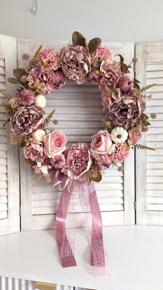 Jedno z zamówień specjalnych tej jesieni - wianek w odcieniach różu, z różowymi, welurowymi dyniami 🩷🌸

#wianki #wianeknadrzwi #dekoracjedomu #dodatkidodomu #wystrojwnetrz #wreaths #kränze #rozowedynie #rozowedodatki #dynieozdobne #dynie🎃 #jesiennywianek #jesieniara🍁 #jesiennedekoracje #dekoracjejesienne