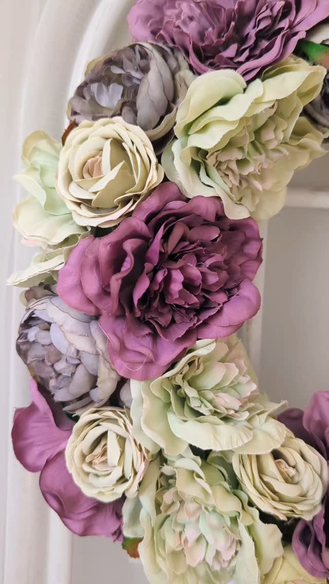 Nostalgiczny Ogród - myślicie, że taka nazwa pasuje do tego wianka?

#wianki #dekoracjedomu #dodatkidodomu #wystrojwnetrz #wreaths #vintagestyle #fioletowedodatki #zielonedodatki #wianekjesiennynadrzwi #WianekNaDrzwi #DekoracjaDoDomu #aranzacjawnetrz