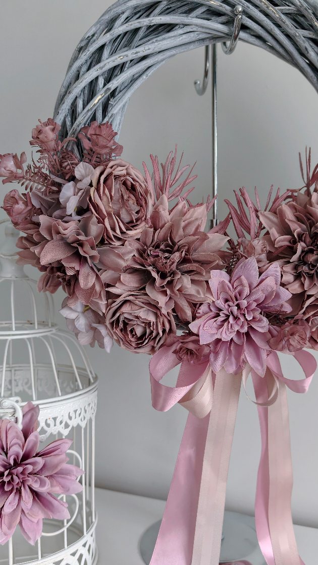 Detale 🌸 

Wianek w odcieniach ciepłego, przytłumionego fioletu.

❇️ Średnica ok 35-40cm
❇️ Cena 189zł
❇️ Wysyłka do paczkomatu 15zł lub kurierem 19zł 

#wianki #wianeknadrzwi #dlakobiet #dekoracjedomu #wiosennedekoracje