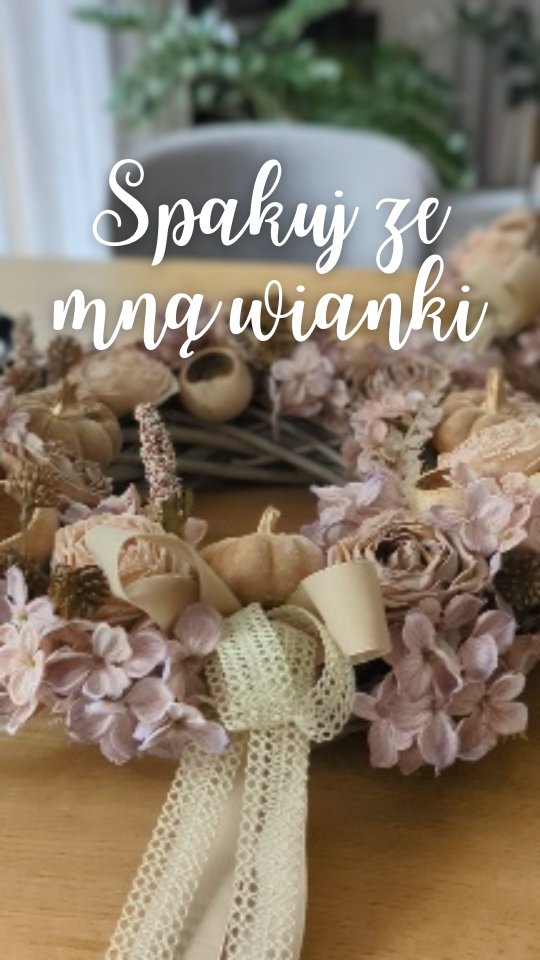 Praca wre - chcesz zobaczyć jak pakuję Wasze wianki?
Zapraszam do obejrzenia rolki 🙂
PS
Zapomniałam nagrać moment kiedy do paczki wkładam jeszcze matę z bąbelkami powietrza, żeby zabezpieczyć wianek przed zgnieceniem w transporcie...

#wianki #wianeknadrzwi #wreaths #kränze #workinprogress💪 #spakujzemnązamówienie #pakowanie #kobiecybiznes #rekodzieło #reczniewykonane #rękodzieło #polskierękodzieło #wiankinadrzwi