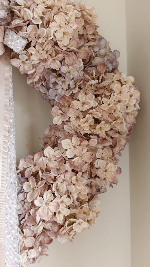 Detale 🌸 
Po prostu okazałe, piękne, majestatyczne hortensje 🤍

#wianki #hortensja #wianeknadrzwi #dekoracjedomu #dodatkidodomu