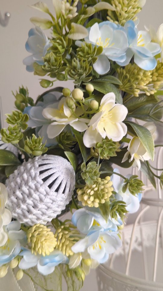 Detale 💛🩵💚
Wianek Wielkanocny w bardzo wiosennych kolorach 

❇️ Średnica ok 35cm 
❇️ Cena 179zł
❇️ Wysyłka do paczkomatu 15zł lub kurierem 19zł 

#wielkanocneozdoby #wielkanocnedekoracje🌸 #wianekwielkanocny #wiosennywianek #wianeknadrzwi