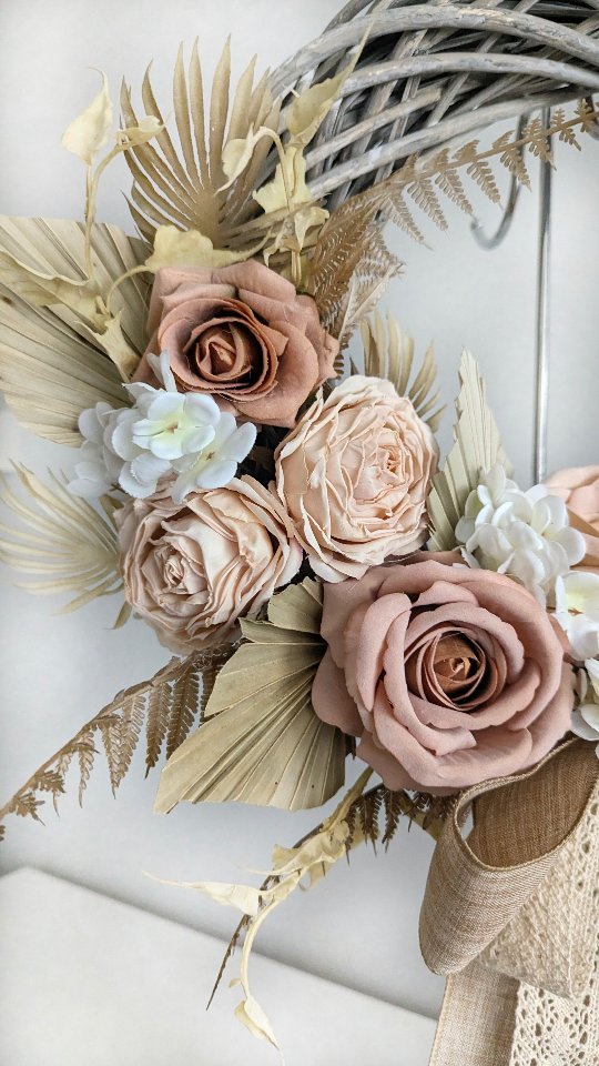 Detale...
Wianek w stylu boho, ze sztucznych kwiatów, z dodatkiem suszonych naturalnych liści palmy 🌿

🌿 Średnica ok 40cm
🌿 Cena 199zł
🌿 Wysyłka kurierem 19zł 

#bohownętrza #dekoracjeboho #wianekboho #ozdobadomu #wianki