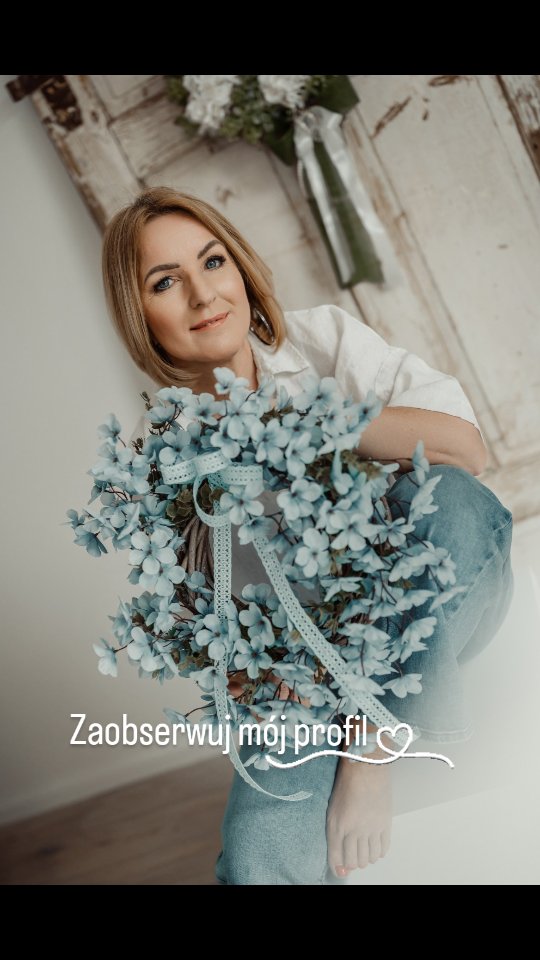 Miło Cię tutaj widzieć🤍🩵
Mam na imię Asia i tworzę... wianki, które dekorują drzwi, rozświetlają wnętrza i wprowadzają odrobinę bajki do codzienności.

Kilka lat temu, w wirze obowiązków i codziennych spraw, szukałam czegoś, co pozwoli mi na chwilę oddechu. Właśnie wtedy stworzyłam swój pierwszy wianek na warsztatach organizowanych w moim mieście. To miał być tylko mały projekt na jedno popołudnie... Ale szybko stało się jasne, że znalazłam swoją pasję🤍

Dziś każdy wianek, który widzisz na moim profilu, jest robiony przeze mnie z sercem — ręcznie, z dbałością o detale i z myślą o tym, by wywoływał radość u osoby, która go otrzyma.

Jeśli kochasz piękne dekoracje i przedmioty, które mają w sobie duszę — zaobserwuj mój profil i zobacz, jak wiele piękna można zawiesić na... zwykłych drzwiach i ścianach 😉

Zapraszam Cię do mojego świata🩵🤍

#rękodzieło #wianki #dekoracje #pasja #handmade #mojehobby #mojapasja #kobietadojrzala #kobiecybiznes #WianekNaDrzwi