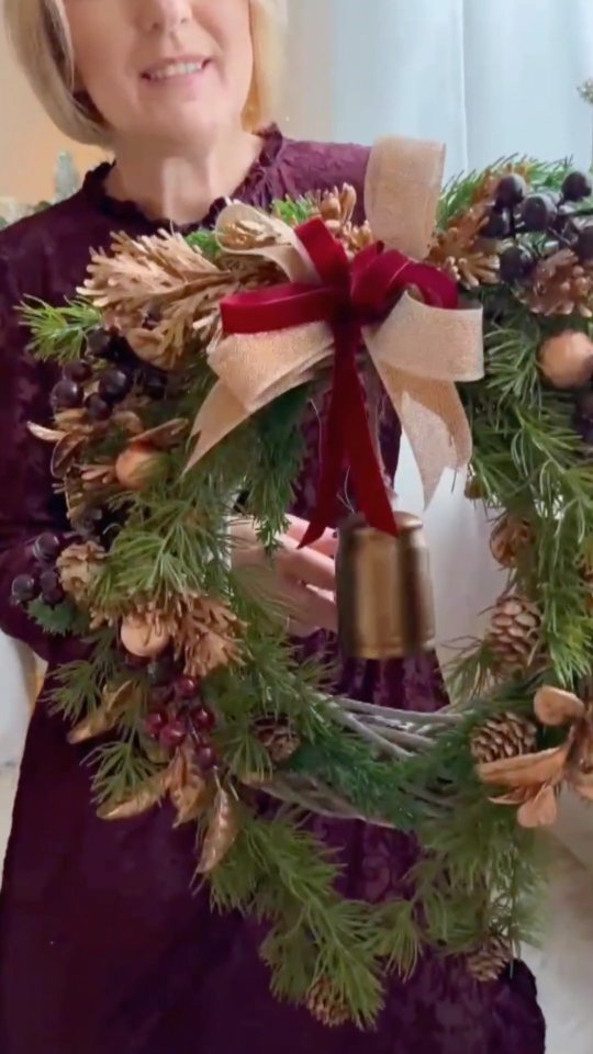 Miedź i bordo - komu podoba się takie połączenie kolorów na święta?

▪️ Wianek świąteczny dostępny od ręki 
▪️ Średnica ok. 40cm
▪️ Cena 189zł
▪️ Wysyłka kurierem lub do paczkomatu 

#christmaswreath #swiatecznedekoracje #swiatecznyklimat #swiatecznywianek #WianekNaDrzwi #wianki #dekoracjedomu #dodatkidodomu #wystrojwnetrz #weinachtskranz #kränze #wreaths #dekoracjedomu