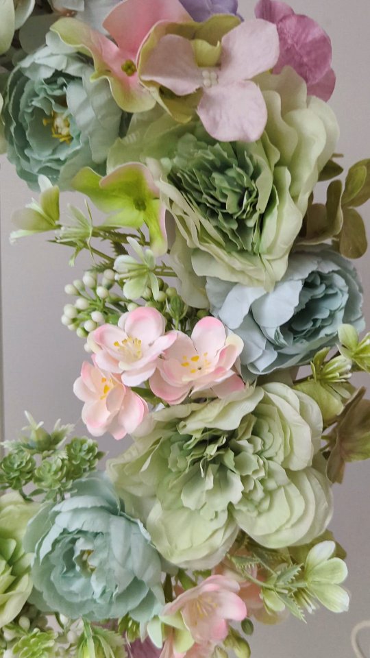 Spojrzenie na detale 🌸❇️🌸
Mnóstwo kwiatów, w pięknych delikatnych pastelach: jasny seledyn, mięta, błękit i pastelowy jasny róż.

❇️ Średnica wianka ok 35cm 
❇️ Cena 199zł
❇️ Termin realizacji ok 3-5dni 
❇️ Wysyłka do paczkomatu 15zł lub kurierem 19zł 

#wianki #wianeknadrzwi #dekoracjedomu #dodatkidodomu #wiosennedekoracje