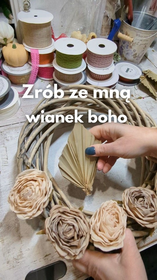 Dziś zapraszam Was do wspólnej pracy 😁
No ok, wy nie będziecie nic robić ale możecie popatrzeć mi trochę na ręce 😉
Tak powstaje wianek boho, który na początku tego roku już wybija się na prowadzenie w rankingu popularności wśród Waszych zamówień.

Prawda, że przyjemne zajęcie?

#workinprogress❤️ #rekodzieło #wianekboho #wianki #mojehobby❤️