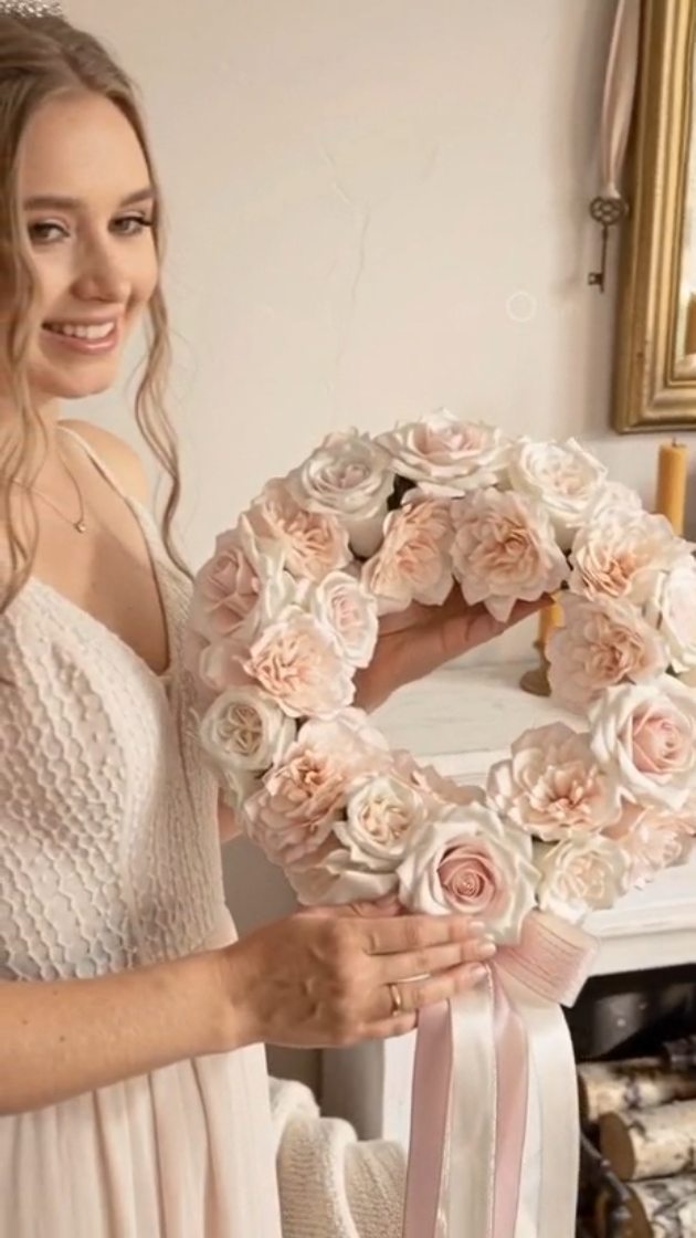 Elegancja w najczystszej postaci.
​Pudrowy róż. Kremowe peonie. Koronka.
Stworzony, by zachwycać.
​Ręcznie wykonany. Trwały. Niepowtarzalny.

​🔗 Kliknij w link w BIO, by zobaczyć więcej wianków i zamówić swój!

Lub napisz DM 📩

​#wianek #kwiatysztuczne #wianeknadrzwi #wianki #dekoracjedomu