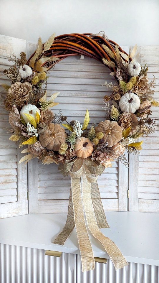 Duży wianek jesienny na specjalne zamówienie - średnica aż 55cm
Welurowe dynie w różnych odcieniach beżu i do tego różne gałązki w podobnych barwach.
Klientka zadowolona i to najważniejsze - a Wam jak się podoba?

#WianekNaDrzwi #wianekjesiennynadrzwi #wianekboho #jesiennywianek #jesiennedekoracje #jesieniara🍁 #wianekjesienny #autumnwreath #pumpkindecor #dynieozdobne #dynie🎃 #dyniowelove