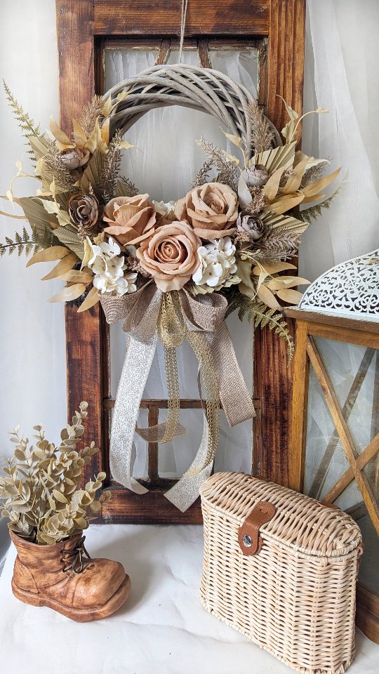 BOHO 🤎🤍
Taki wianek będzie pięknie pasował do każdych drzwi, w każdym kolorze drewna - czy jasny, czy ciemny brąz, czy nawet mahoń
❇️ Średnica ok. 35cm (jeśli chcesz większy rozmiar, nie ma problemu - napisz do mnie)
❇️ Cena 189zł
❇️ Wysyłka do paczkomatu lub kurierem 

📩 Zamówienie możesz złożyć w wiadomości prywatnej, przez sklep online lub Allegro (linki w bio)

#wianki #dekoracjedomu #boholove #bohostyle #bohowreath #dekoracjeboho #wnetrzaboho #stylboho #WianekNaDrzwi #ozdobadomu #DekoracjaWnętrz #aranżacjadomu #wystrojwnetrz #kränze #kranzbinden