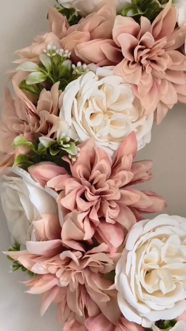 Detale 🤍
Dalie, w pięknym brzoskwiniowym kolorze i śmietankowe róże 🤍

#wianki #wianeknadrzwi #prezentdlamamy #prezentdlaniej #dodatkidodomu