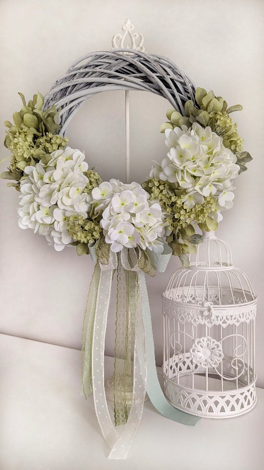 Kolejna propozycja dla tych, którzy tęsknią za zielenią i wiosną ❇️
Wianek całoroczny z hortensjami 

❇️ Średnica ok 40cm
❇️ Cena 189zł
❇️ Wysyłka do paczkomatu 15zł lub kurierem 19zł 

#wiosennywianek #wiosennedekoracje #hortensje #wianeknadrzwi #wianki