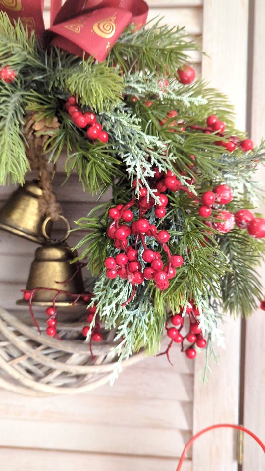 Detale...
Gałązki jodły, sosny, iglaki opruszone śniegiem i czerwone gałązki głogu, a do tego dwa dźwięczne, złote dzwonki 🌲🔔
▪️ Wianek świąteczny dostępny na zamówienie 
▪️ Średnica ok. 35cm
▪️ Cena 189zł
▪️ Wysyłka do paczkomatu lub kurierem 

#swiatecznyklimat #swiatecznedekoracje #swiatecznywianek #swieta #wianekswiateczny #bożenarodzenie #christmaswreath #wreaths #WianekNaDrzwi #wianki #wiankiświąteczne #kränze #weinachtskranz