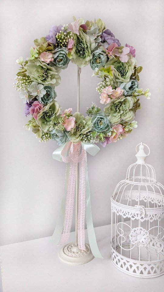 Wiosna ❇️🌸 
...no przynajmniej w Waszych zamówieniach 🙂
Aż chce się robić - te kolory wnoszą optymizm i radość 💚🩷

❇️ Średnica wianka ok. 35cm
❇️ Cena 199zł
❇️ Wysyłka do paczkomatu 15zł lub kurierem 19zł 

#wianki #wiosennedekoracje #wiosennywianek #pastelove #WiankiNaDrzwi