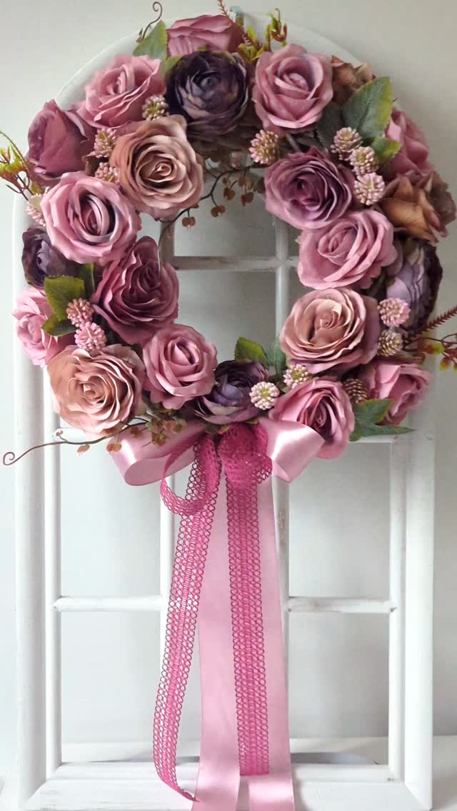 Nie wiem jak u Was ale u mnie było dziś tak pięknie i słonecznie, że wskoczyłam już w kurtkę wiosenną i poczułam powiew wiosny w powietrzu 🌸🌿
A ten wianek idealnie wpisuje się w klimat wiosenny 💚🩷

❇️ Średnica wianka ok 35cm 
❇️ Cena 199zł
❇️ Wysyłka do paczkomatu 15zł lub kurierem 19zł 

#wiosennedekoracje #wiosennywianek #wianeknadrzwi #wianki #dekoracjewiosenne